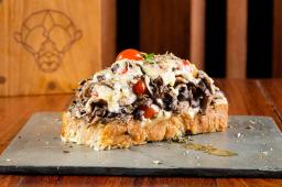 Bruschetta de cogumelos e parmesão